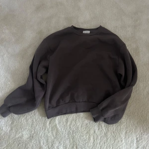 Mörkbrun sweatshirt från Gina  - Tröja från Gina storlek s