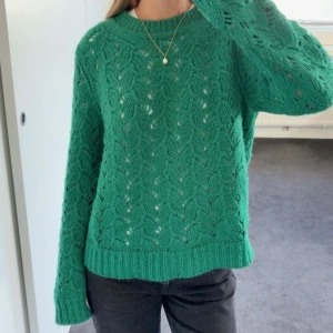  stickad tröja från Maje - Säljer en grön stickad tröja från Maje med snyggt hålmönster storlek 3 som motsvarar sterolen s.