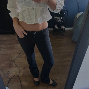 Svarta Lågmidjade bootcut  - Lågmidjade svarta bootcut jeans!! Skitsnygga🫶🏼