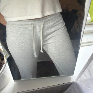 Ljusgrå mjukisbyxor med snörning - Säljer ett par ljusgrå bootcut mjukisbyxor från Zara. Knappt använda pga lite för korta för mig (är 176) 