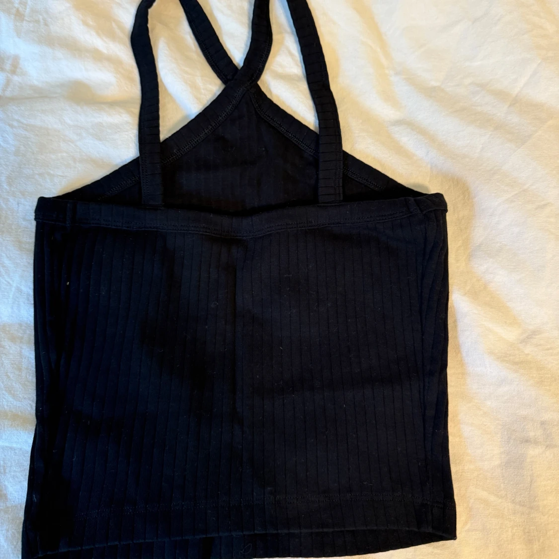 Svart ribbad linnetopp med korsade band - 2