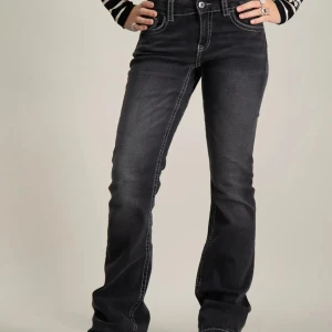 Svarta bootcut jeans med kontrastsömmar - Snygga svarta jeans med bootcut passform och markerade vita kontrastsömmar från Gina Tricot. Jeansen har klassiska fem fickor, låg midja och coola detaljer på bakfickorna. Perfekta för dig som gillar en retrovibe och vill sticka ut lite extra. Skriv för egna bilder!