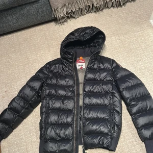 Svart dunjacka Parajumpers Sheen S - Säljer en svart dunjacka från Parajumpers, modell Sheen. Ordinarie pris ca 7000