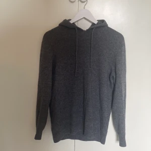 Kashmir hoddie  - Hej, säljer min kashmir hoddie som har blivit för liten för mig. Skicket är 7/10 skulle jag säga, har en skada och den ser ni i bild 4. Mitt pris: 500 (inte hugget i sten så kan gå ner vid snabb!!) har ni frågor är det bara att skicka i dm😀