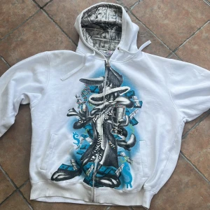 Vit hoodie med tryck från Lot29 L - Riktigt epik kofta, priset går och diskuteras 