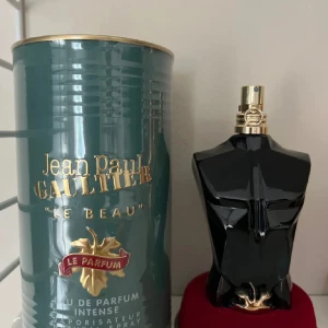 Jean Paul Gaultier Le Beau Intense - Jean Paul Gaultier Le Beau Eau de Parfum Intense i en cool svart flaska formad som en manlig torso med gulddetaljer. Kommer med original grön metallburk med guldtext. En ikonisk och lyxig parfym för dig som vill sticka ut.