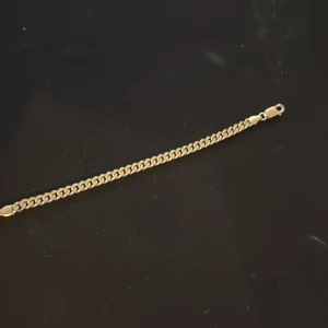 Riktigt silver armband  - Det är en klassisk silver armband som passar bäst med vilken klädstil som helst. Den är 16,5 cm lång, passar 8-12 åringar och är perfekt in för hösten. Ny pris 3000kr