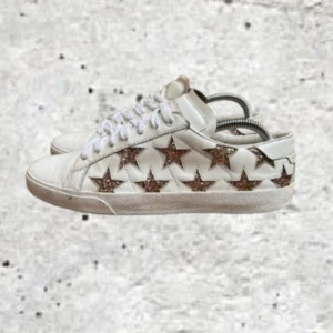 Saint Laurent sneakers Dam - Väldigt bra skick- 9/10 skulle jag säga. Endast skorna tillkommer. Storlek 39. Om ni har några frågor är det bara att skriva!