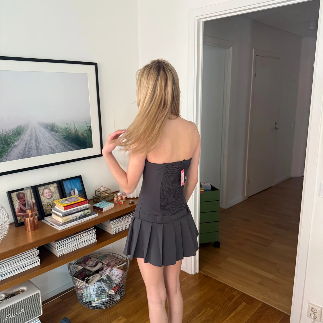 Mörkgrå axelbandslös klänning med plisserad kjol - 1