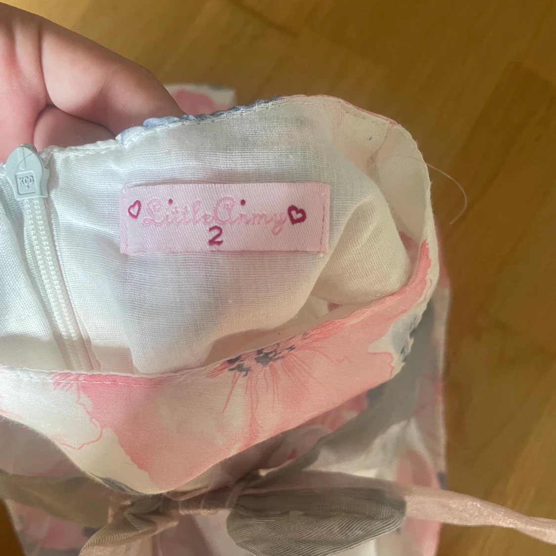 Blommig klänning med rosett från Little Aimy - 2