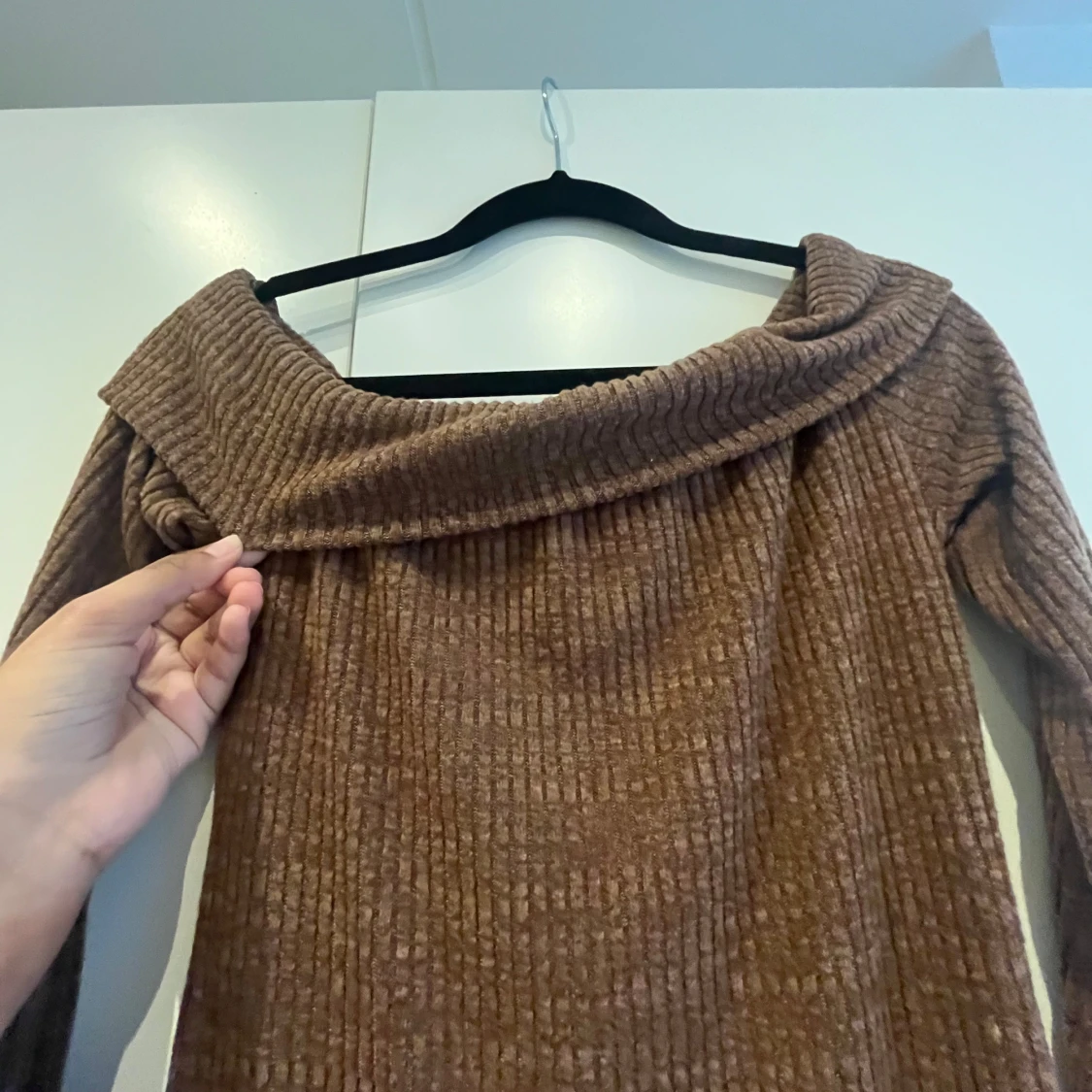 Brun ribbad offshoulder långklänning - 2