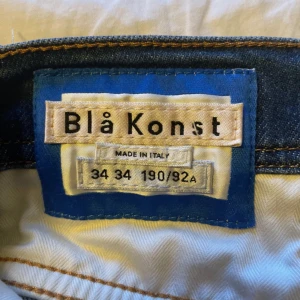 ACNE  jeans i mörkblå denim - Snygga mörkblå jeans från Acne. Storlek 34/34