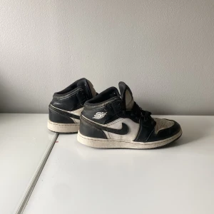 Nike Air Jordan 1 svart/vit sneakers - Nu säljer jag min snygga air Jordan 1 dom passar bra om du stylar med ett par svarta jeans sulan är lite slipad men inget vatten kommer in där det kan jag lova kom med frågor är alltid aktiv