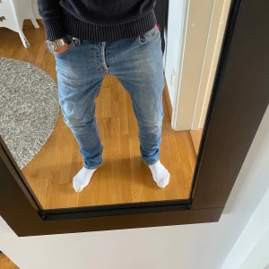 Sartoria Tramarossa jeans - Tja, säljer dessa trammarossa jeansen i mycket bra skick!                                                                          Modell: ”Leonardo”.                                                                 Storlek: 32.                                                                              Nypris: 3000kr +