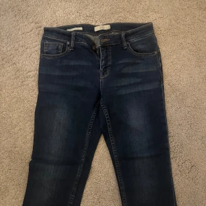 Lågmidjade jeans  - Köpta på Three sixty five och lågmidjade 
