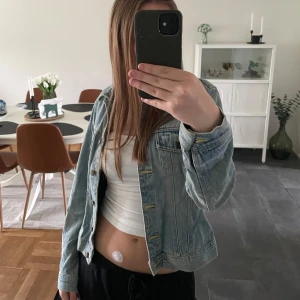 Ljusblå jeansjacka - Ljusblå jeansjacka, bra skick & använd fåtal gånger. 💕