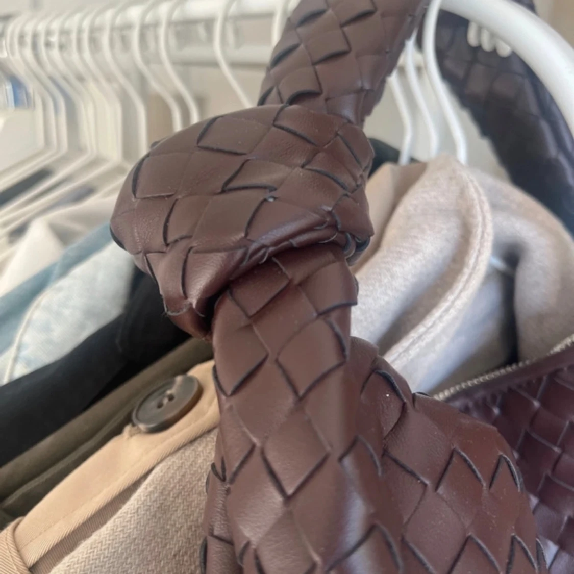 Vinröd flätad axelväska i skinn med Knut  - 1