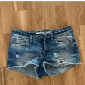 Blå lågmidjade jeanshorts - Säljer ett par snygga lågmidjade jeanshorts från Fabulous. Använt få tal gånger, perfekt till sommaren. Säljer de eftersom de inte längre passar mig❤️