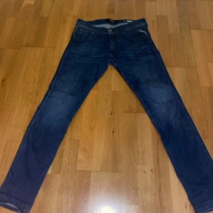 Replay jeans - Mörkblå Replay jeans som är använda ca 5-10 gånger. Storlek 32/32