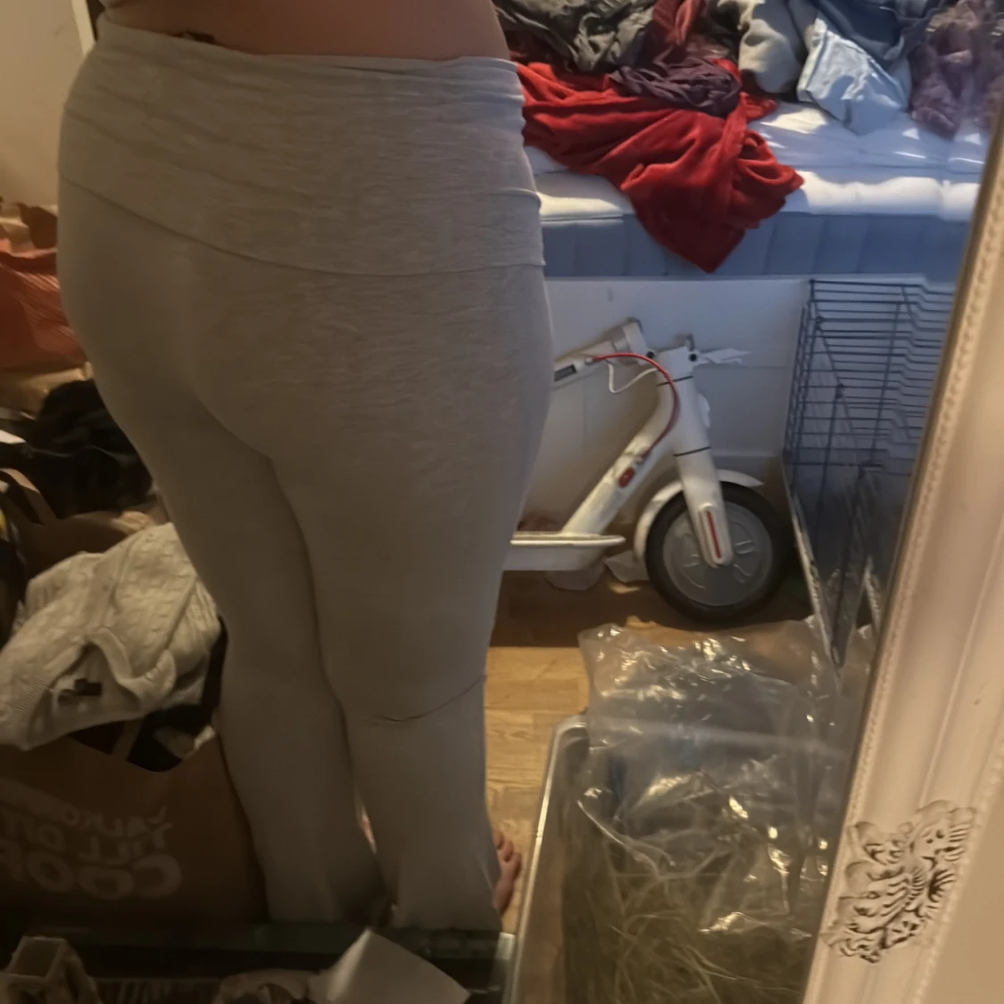 Ljusgrå mjukisbyxor med hög midja - 1