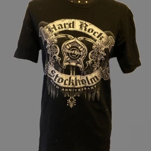 Svart Hard Rock Cafe t-shirt Stockholm -  svart t-shirt från Hard Rock Cafe. Normal t shirt. Original pris 500kr/600kr den är rätt smal i passformen vilket gör att jag sällan andvänder den. Den är M men sitter som en S 