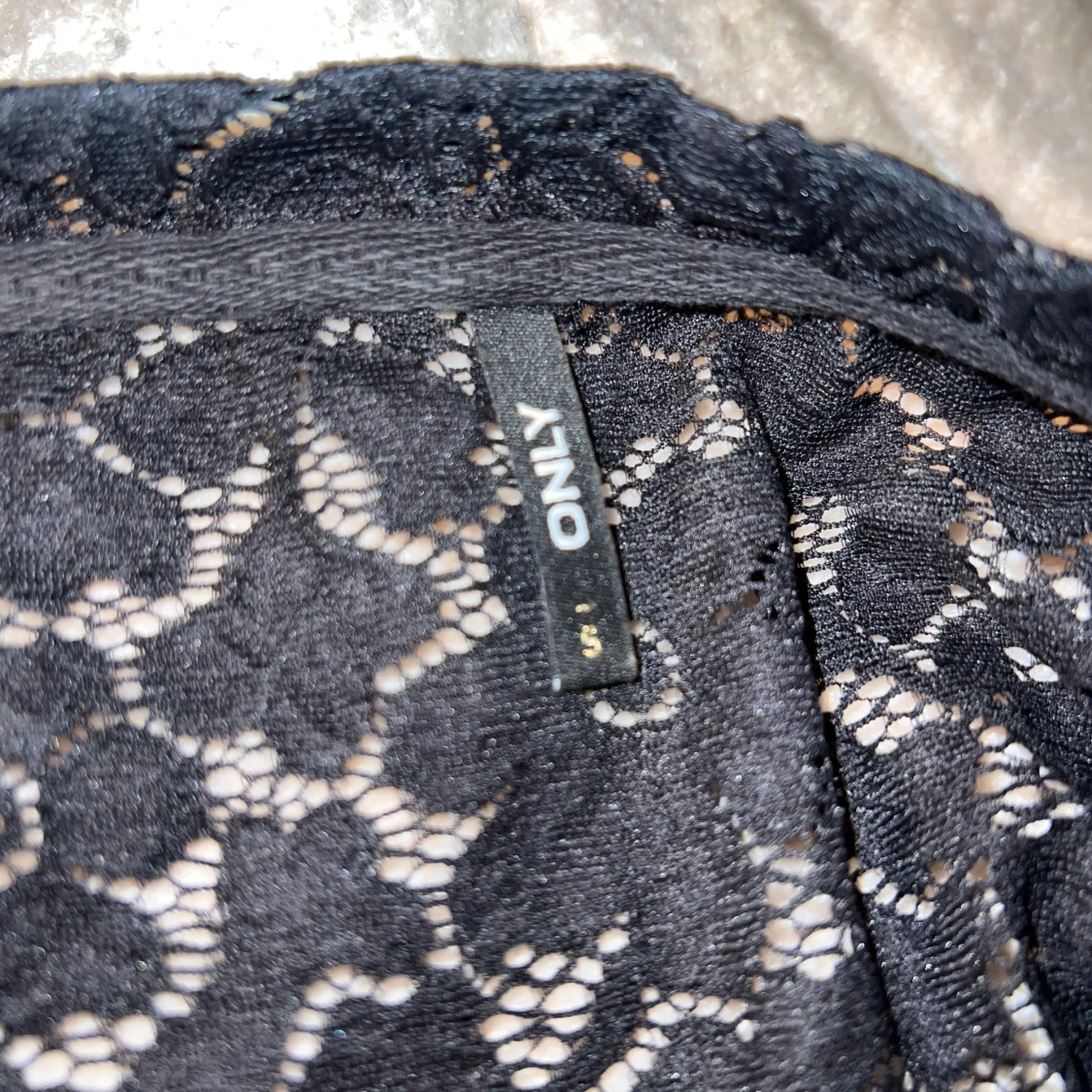 Svart spetsig croppad topp från ONLY - 2