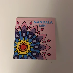 Mandalas att färglägga - Säljer detta målarboks block med mini mandalas att färglägga i. Den är 9,5x10cm stor. Observera att det endast är två bilder kvar att färglägga (dom jag tog bild på). Säljer av skäl att jag inte själv skulle kunna färglägga dom då jag inte har bra pennor för att gö sådana detaljer.