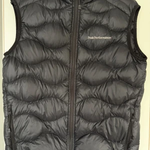 Peak performance väst - Säljer en peak performance väst i storlek s västen är i modellen helium använd ett par gånger men nästan i ny skick. Perfekt nu inför sommaren bara att höra av sig vid flera funderingar ny pris 1999 mitt pris 800