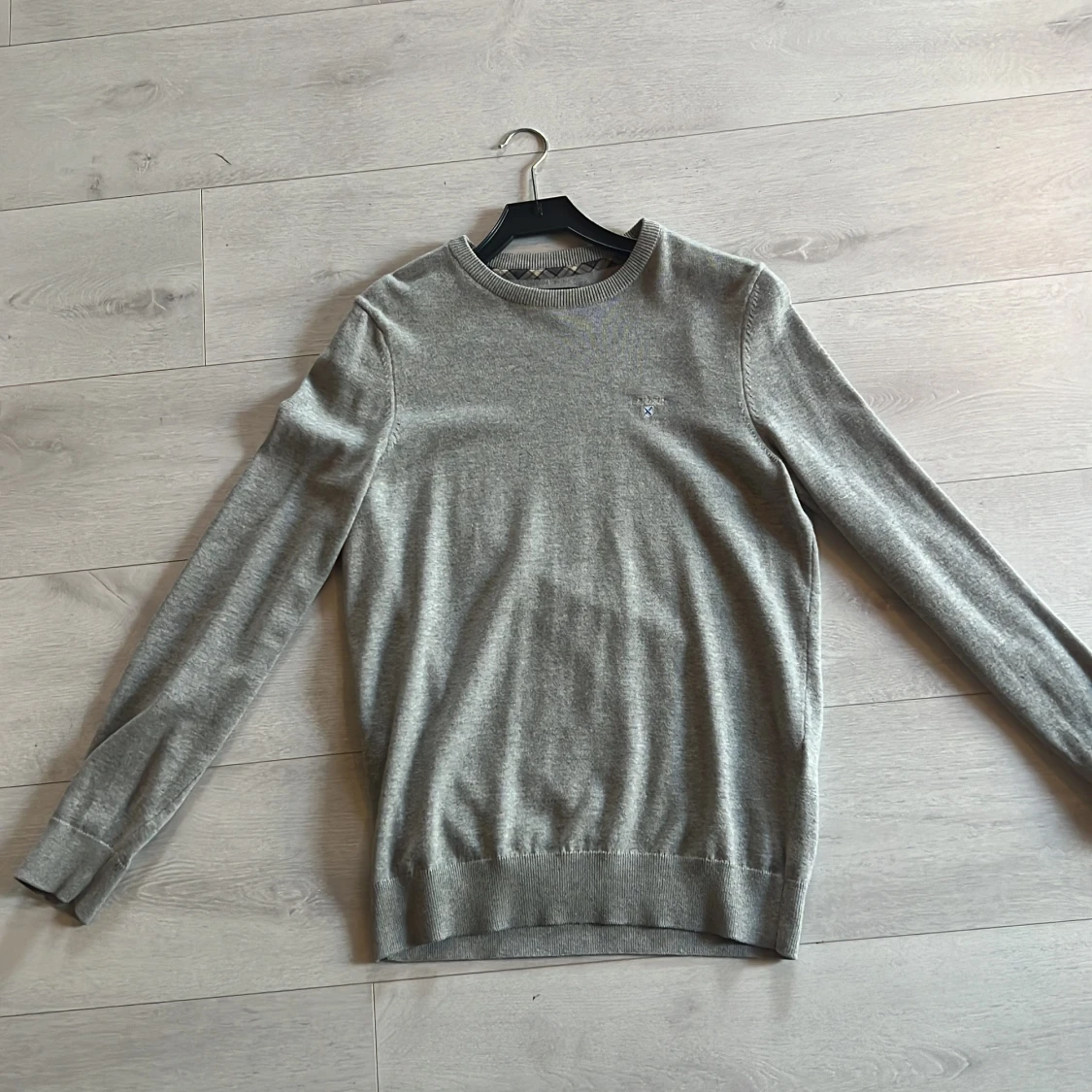 Grå stickad tröja från Barbour