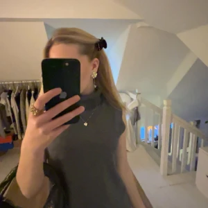 Grå ärmlös polotröja från Zara  - Säljer en grå ärmlös polotröja men krage från Zara, den kostar 400kr i original pris, den passar även för XS 