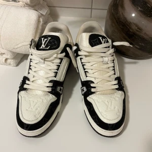 Louis Vuitton svartvita sneakers - Bra skick men bara lite smutsiga. Använda ett par gånger. Storlek 44 men även passar storlek 43. Priset går att diskuteras vid snabb affär .