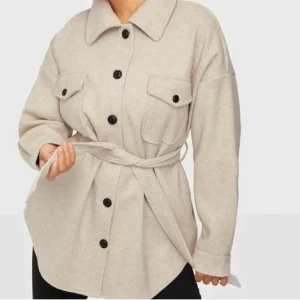 Beige Nelly Kappa - Säljer min oversized kappa från Nelly, använd fåtal gånger och har bara legat i garderoben. Skriv vid intresse eller fler bilder🩷