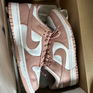 Nike dunk low | white/rose whispers - I mycket bra skick, fast pris!  Använda endast fåtal gånger bara Str 40  Skokartong följer med!