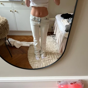 Ljusblå bootcut jeans - Säljer ett par ljusblå bootcut jeans med klassisk femficksdesign och låg midja. Jeansen har en lätt tvättad look och raka ben som släpper ut lite nertill. Perfekta för dig som gillar en avslappnad men trendig stil. Sitter som en 32/34