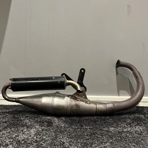 Leo Vince ZX Trimrör | Yamaha Slider - •Leo Vince ZX Trimrör | Yamaha Slider. ZX rör dvs ganska rare & eftertraktat. Funkar som det ska. Alla pluggar dragna dvs går fullt ut. Tecken på användning finns likt bilderna visar. Hör av dig vid frågor eller funderingar, mvh.