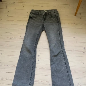 Grå bootcut jeans med rak passform - Snygga grå jeans med bootcut. Från Gina Tricot💗 I storlek 164