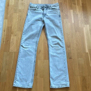 Ljusgrå raka rush jeans från HOPE - Säljer mina jeans från HOPE. Ett snyggt alternativ nu till sommaren. Fortfarande som nya!