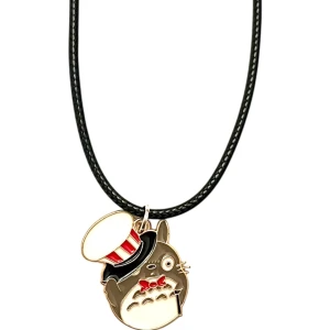 Totoro Halsbabd Ghibli Merchandise  - Ett gullig halsband med en berlock av Totoro! Berlocken är ca 2 x 2,5 cm. Halsbandet är justerbart 40-45 cm.  