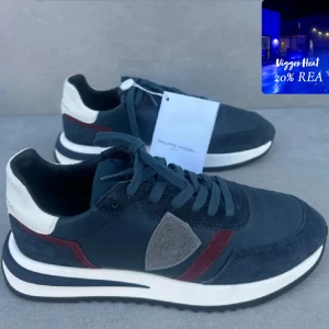 Philippe model trainer ( HELT NYA ) - ett par riktigt stil rena trainers || perfekta nu till vintern || strlk 41 || skicket är 10/10 ( HELT NYA ) || box och tag medföljer || hör av er vid intresse!! ( från 2099kr till 1680kr )