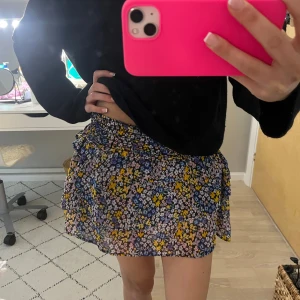 Volang kjol - Super snygg och perfekt till sommarn☀️☀️ Inga defekter😊 passar xs och xxs