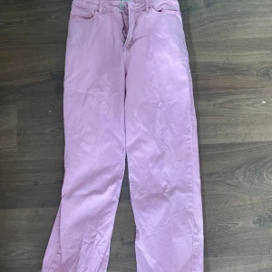 Ljusrosa raka jeans - Säljer ett par ljusrosa korta jeans med rak passform och klassiska fem fickor. Dem är i storlek 146-152 barn. Byxorna har hög midja och stängs med dragkedja och knapp. Perfekta för dig som vill addera lite färg till din outfit! Priset är utan frakt 🌸