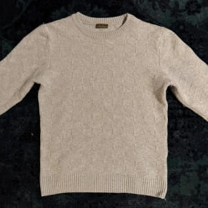 Stenströms Merinoull Crewneck - Stickad tröja från Stenströms i merinoull med riktigt fett fiskbens mönster | Storlek = M, men sitter som S | Nypris = 2.700kr | Mitt Pris = 699kr