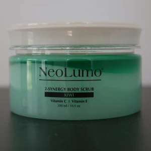 Kroppsskrubb från NeoLumo - Fräsch kroppsskrubb med kiwi från NeoLumo, innehåller vitamin C och E. Kommer i en rund burk med vit lock och grön- och ljusgrön färg på produkten. Volymen är 300 ml. Perfekt för att exfoliera och ge huden lyster. Nypris 600kr.