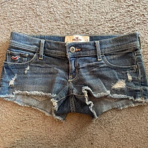  Jeans shorts   -  Lågmidjade Jeans shorts från HOLLISTER i storlek 25 passar xs-s