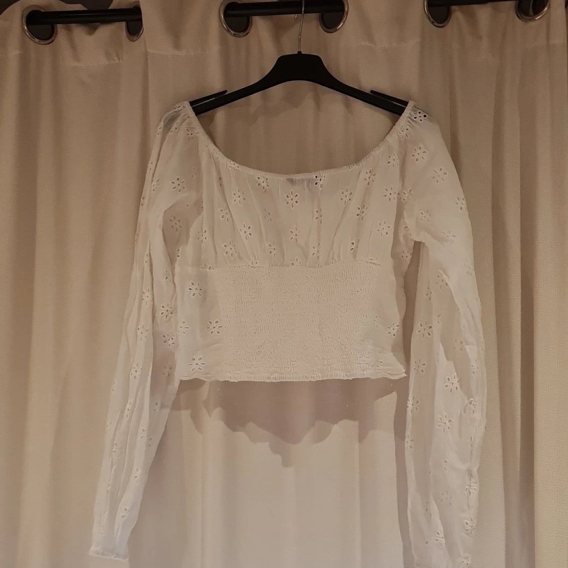 Vit blus med broderade blommor Amelie & Me - 1