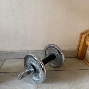 Hantlar  - Två hantlar i 2,5 kg, finns avtagbara vikter som går att bygga på hantlar för mer vikt.