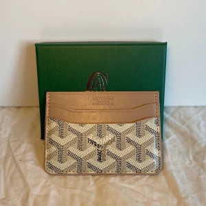 Plånbok beige läder - En lyxig plånbok gjort av läder. Riktigt bra kvalite och är perfekt nu för sommaren. Korten sitter ordentligt.