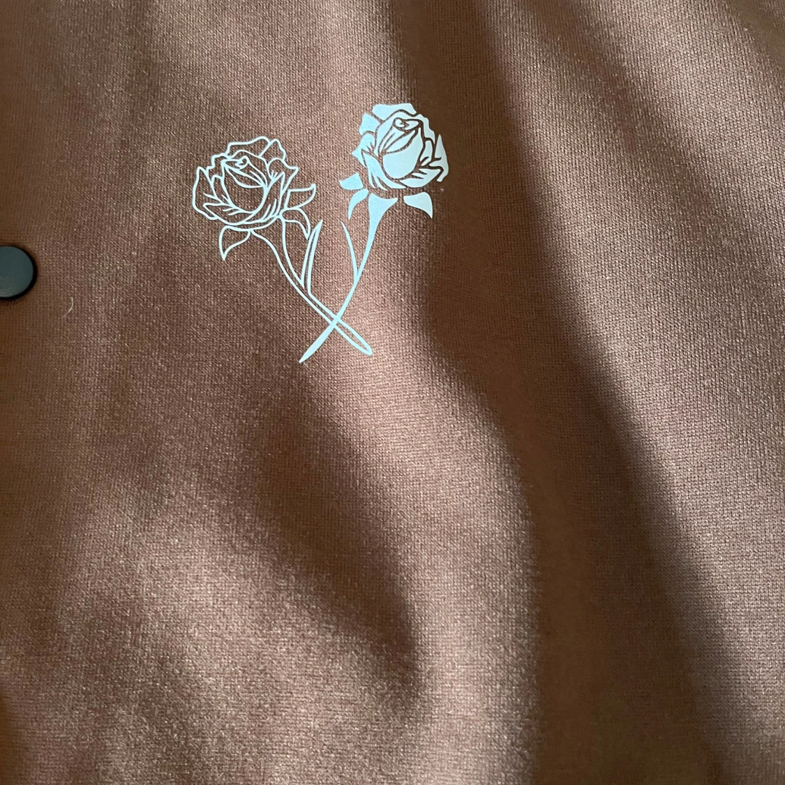 Brun och vit varsityjacka med rosdetalj - 1