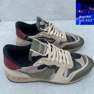 Valentino Rockrunner - ett par riktigt schyssta rockrunners || perfekta nu till vintern || strlk 40,5 || skicket är 9/10 ( mycket fint ) || inget medföljer || hör av er vid intresse! ( från 2200kr till 1760kr )