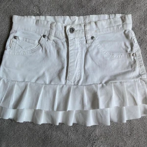 Jeanskjol med volanger - !!Pris kan diskuteras!! Jättesnygg egensydd jeanskjol som är perfekt till sommarn. Midjemått:36cm   Längd:28cm